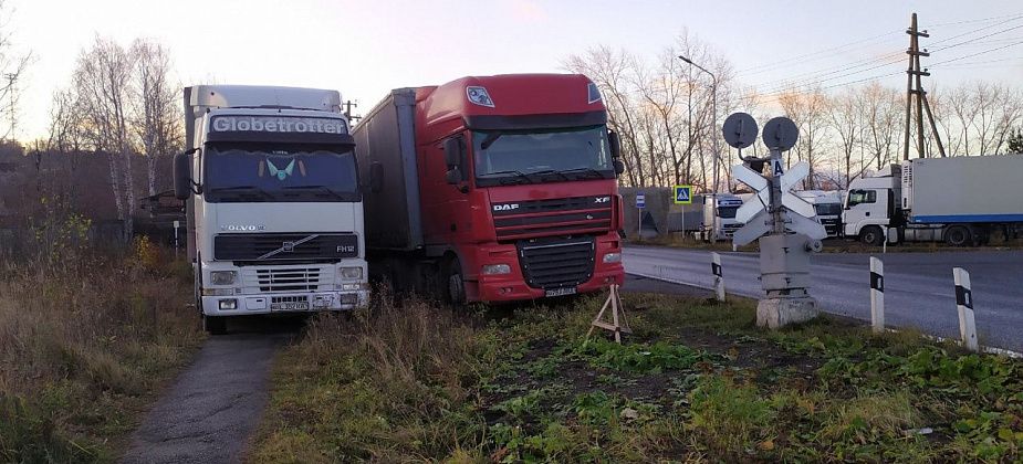 Жители Карпинска вновь жалуются на иностранных дальнобойщиков. На этот раз – паркуются на тротуаре