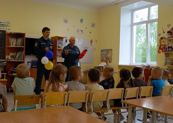 В День защиты детей карпинские пожарные наведались в детский сад №25