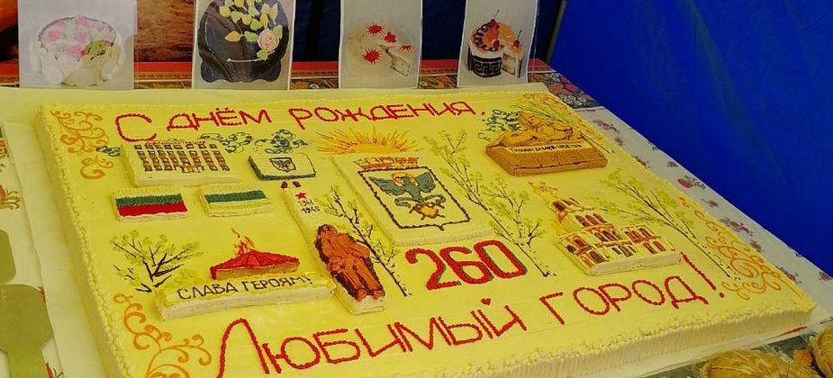 В День города карпинцев угощали тортом