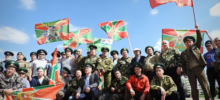 Зеленые фуражки, воспоминания о детстве и песни про границу. В Карпинске отметили День пограничника