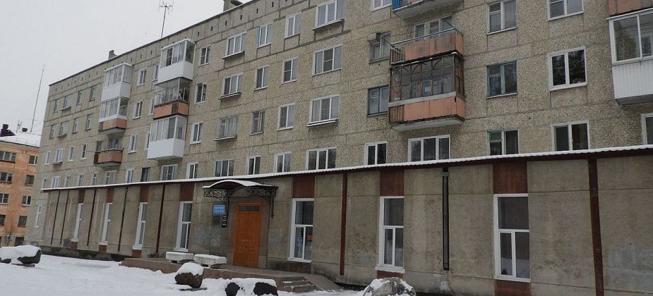 В Карпинске горел мусор в двух пятиэтажках, расположенных неподалеку друг от друга