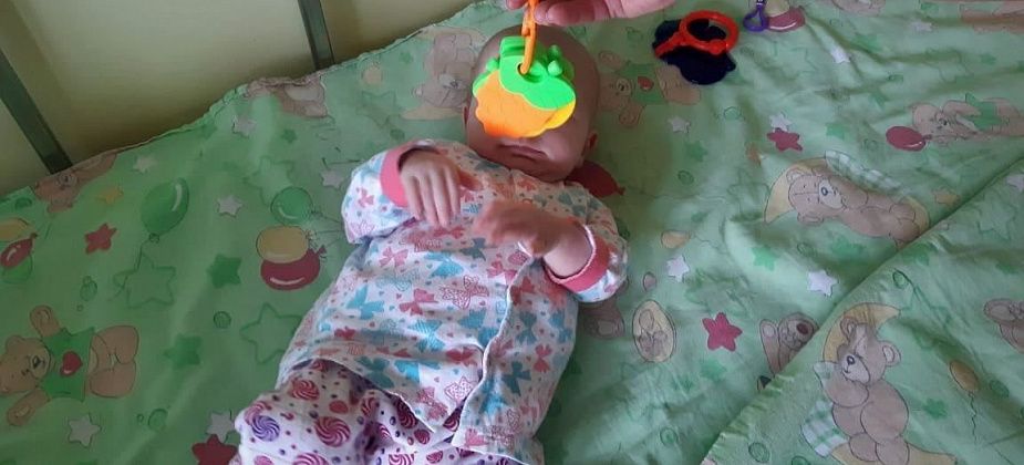Девочку Полину, которую мать держала в шкафу — вернули к родственникам
