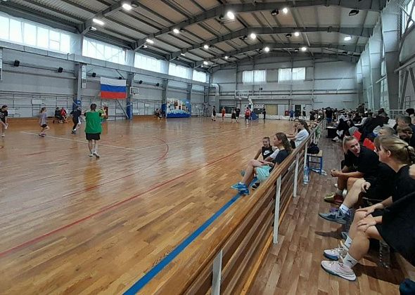 В Карпинске прошел открытый турнир по уличному баскетболу.  В играх участвовало рекордное количество команд