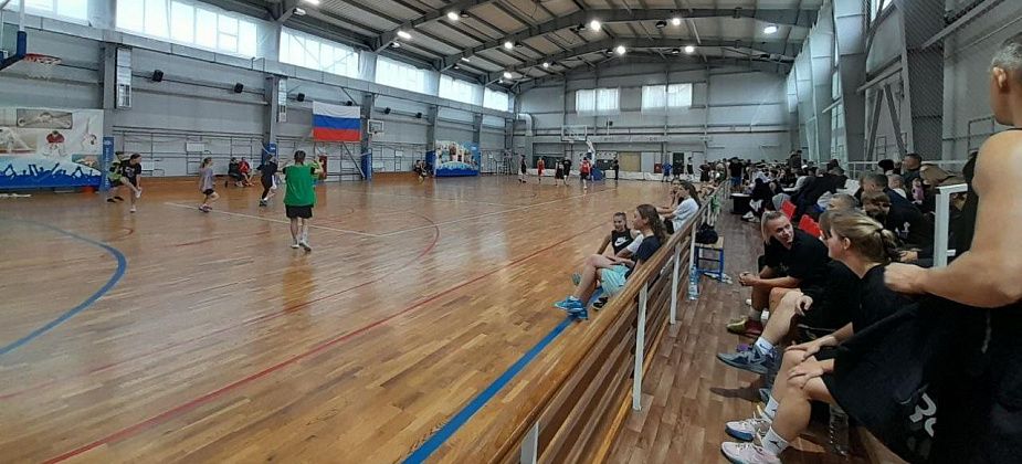 В Карпинске прошел открытый турнир по уличному баскетболу.  В играх участвовало рекордное количество команд