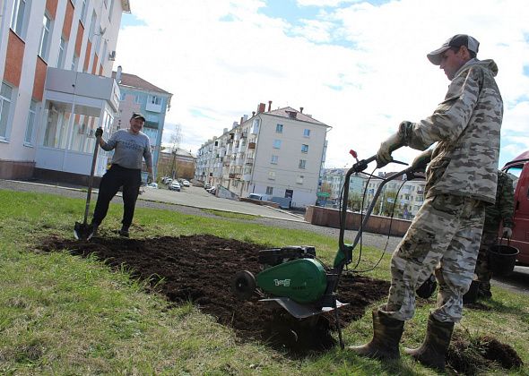 В Карпинске уже начали заниматься городскими клумбами