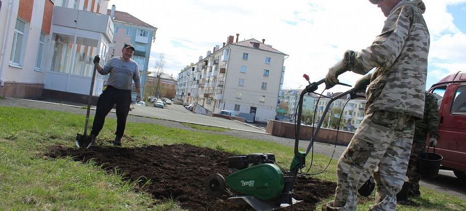В Карпинске уже начали заниматься городскими клумбами