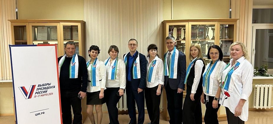Работники карпинского избиркома поблагодарили горожан за активное участие в выборах