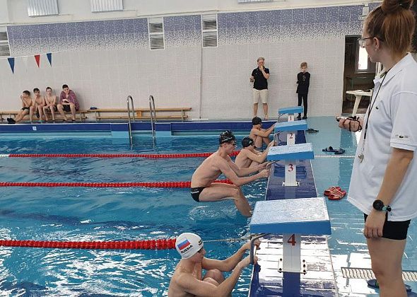 В Карпинске прошли городские соревнования по плаванию на спине. Называем лучших