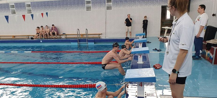 В Карпинске прошли городские соревнования по плаванию на спине. Называем лучших