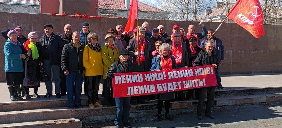 Карпинские коммунисты возложили цветы к памятнику Ленину.