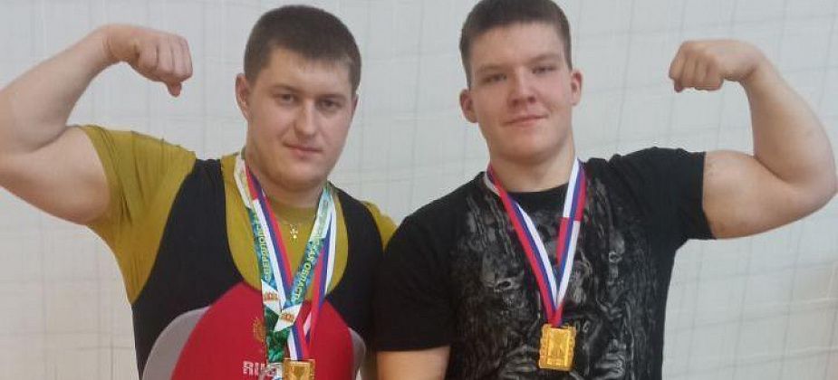 Карпинские молодые тяжелоатлеты заняли первые места на первенстве УрФО по жиму штанги