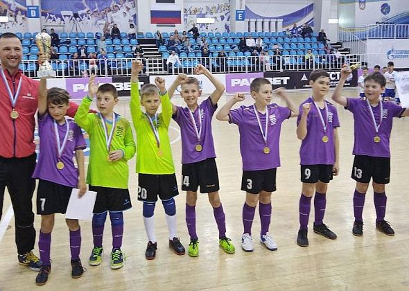 Карпинская команда «Атлетик» победила сразу в двух Кубках по мини-футболу