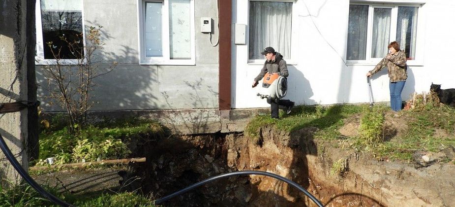 Собственники жалуются на коммунальщиков, которые уже четвертый месяц не могут подвести водопровод к дому