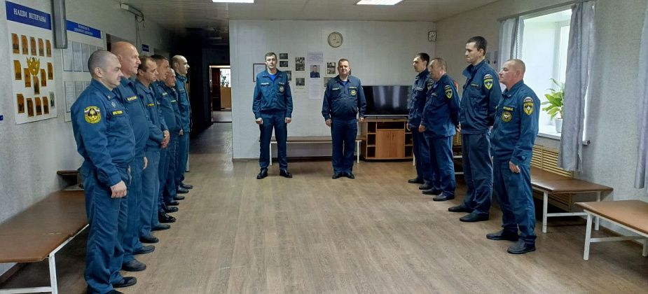 Карпинские пожарные почтили память погибшего четыре года назад главы МЧС Евгения Зиничева