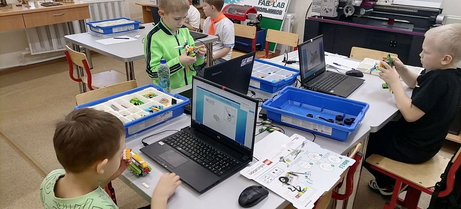 Создавали Деда Мороза и его оленя. В Карпинске прошел детский конкурс технического творчества