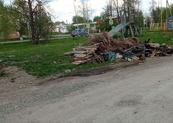 Некто на машине с прицепом вывалил на улице Ленина гору мусора. Местные жители возмущены
