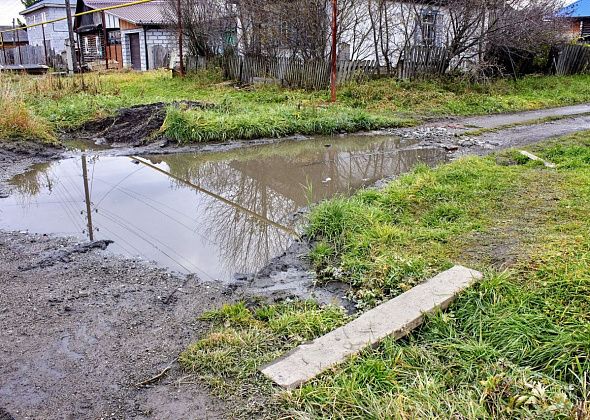 «Стоячей воды они там не обнаружили» Горожанин хочет, чтобы через дорогу можно было перейти, не замочив ноги