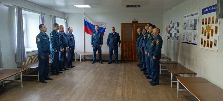 Карпинские пожарные отметили день флага РФ торжественным построением