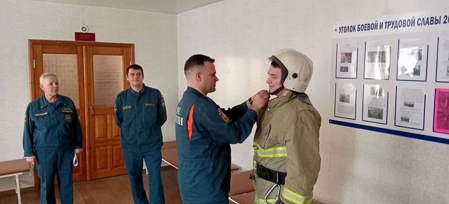 Карпинских старшеклассников агитировали связать жизнь с профессией пожарного