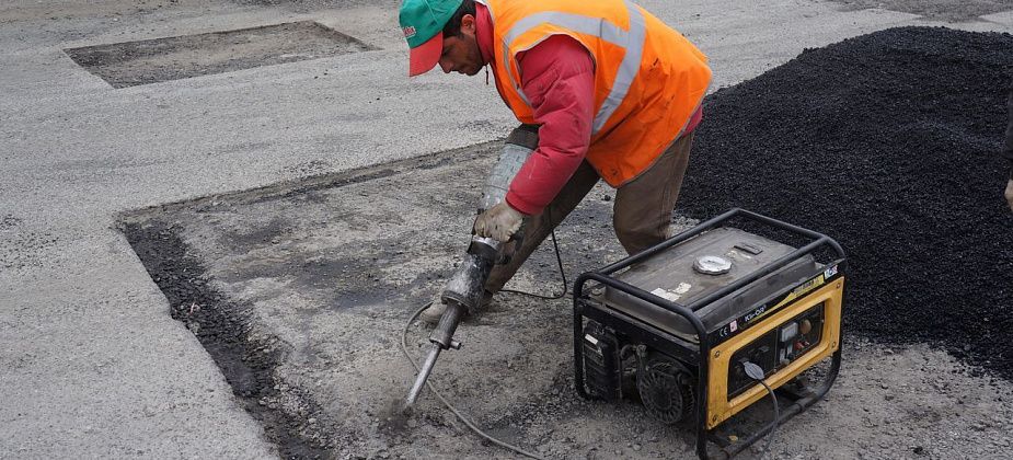 Контракт на ямочный ремонт заключен с местной фирмой «АрмДорСтрой»