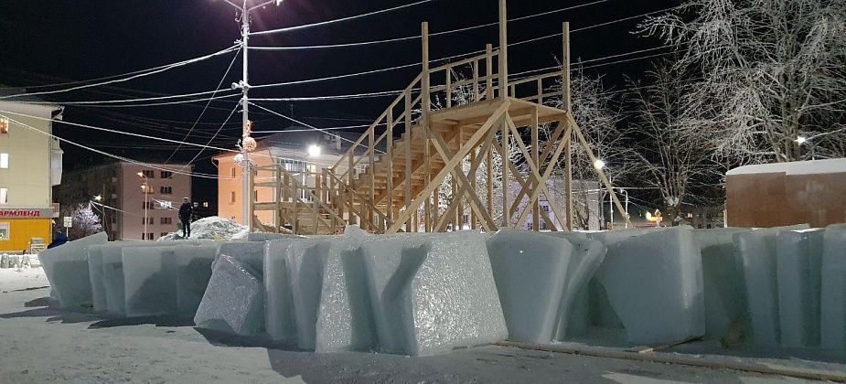 На центральную площадь уже завезли главный строительный материал для новогоднего городка