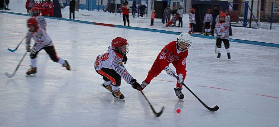 В Карпинске стартовал турнир Патриарха по хоккею с мячом. Первые результаты