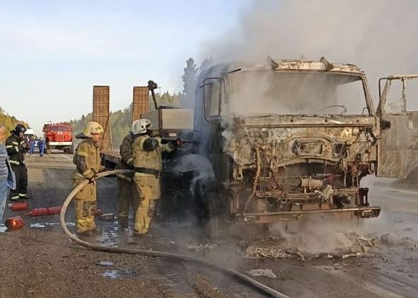 Сегодня утром на трассе рядом с Карпинском горел "КамАЗ"