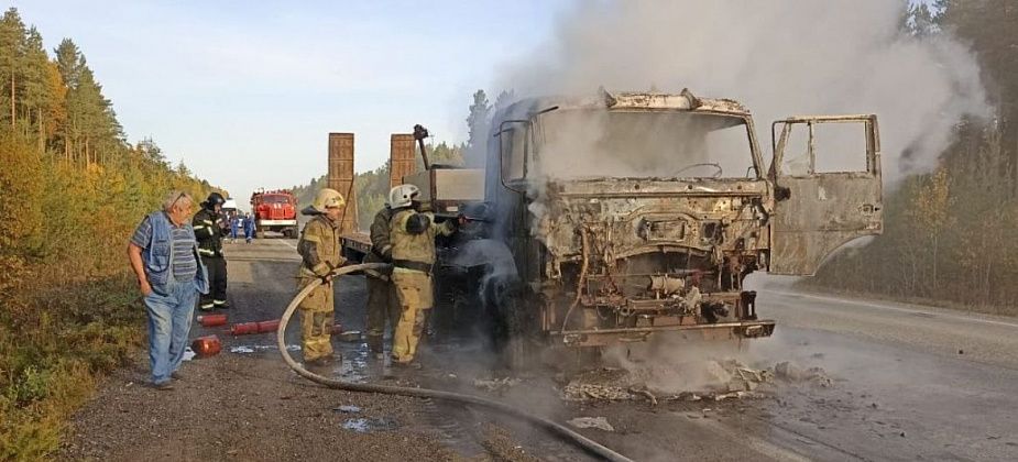 Сегодня утром на трассе рядом с Карпинском горел "КамАЗ"