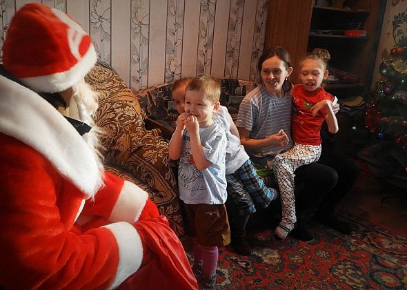 В Карпинске Дед Мороз посетил особенных детей и подарил им подарки
