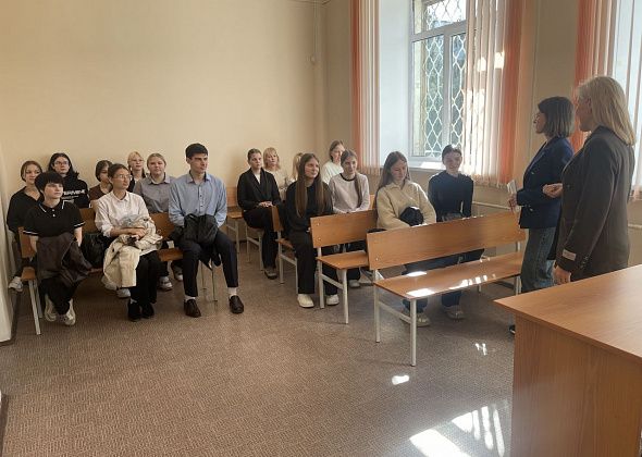 В Карпинском городском суде прошла образовательная встреча для старшеклассников школы №5