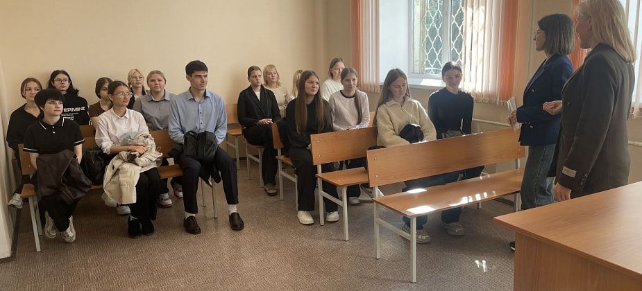 В Карпинском городском суде прошла образовательная встреча для старшеклассников школы №5