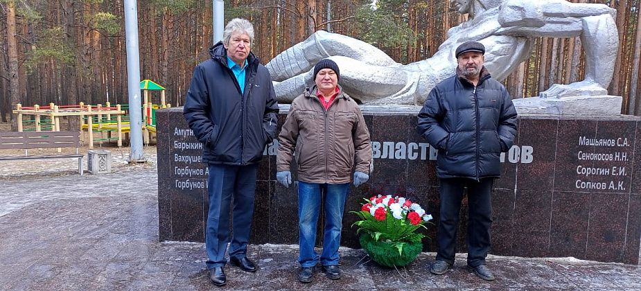 Карпинские коммунисты отметили День Октябрьской революции возложением цветов