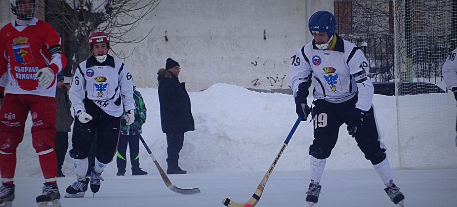 Хоккеисты из "Спутника" обыграли среднеуральцев