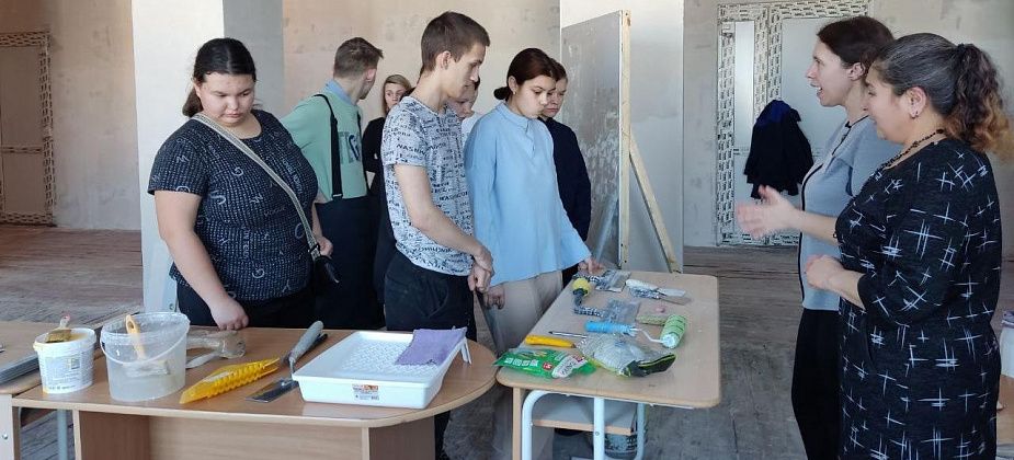Ученики школы-интерната попробовали себя в роли маляров под наставничеством преподавателей КМТ