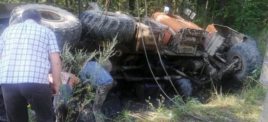 На трассе между Карпинском и Сосновкой перевернулся лесовоз
