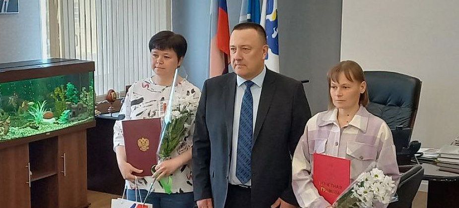 Карпинские волонтеры-кинологи, которые спасли пропавшего в лесу мужчину, отмечены наградами главы