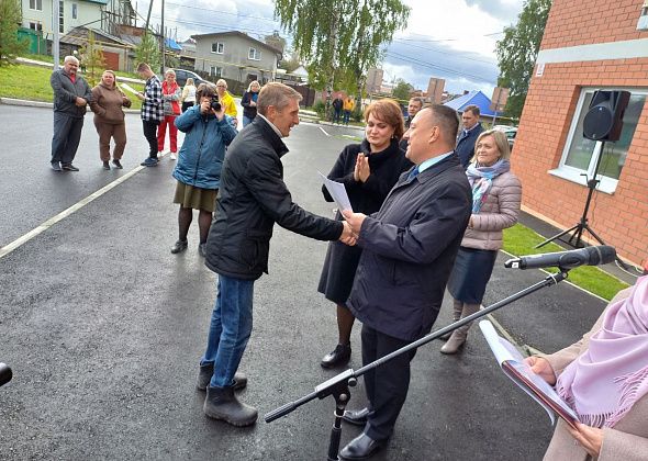 В Карпинске торжественно открыли новый дом. Ключи от квартир получили 32 семьи