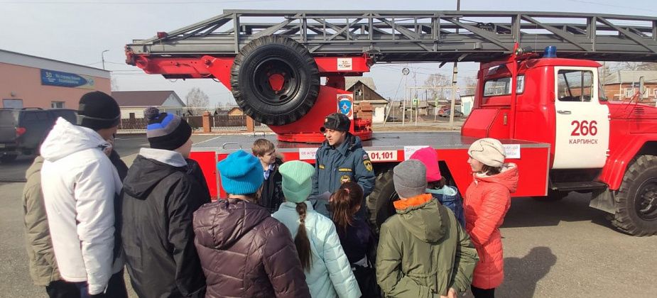 Карпинские пожарные отметили с детьми день рождения пожарной лестницы