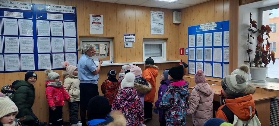 Карпинским дошколятам показали, как устроен и работает местный отдел ГАИ