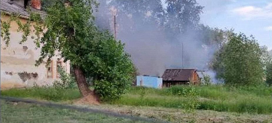 Во дворе на Лермонтова горел мусор. Была угроза распространения огня