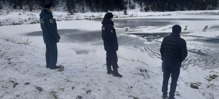 Карпинские спасатели каждый день проверяют водоемы и предупреждают об опасности тонкого льда