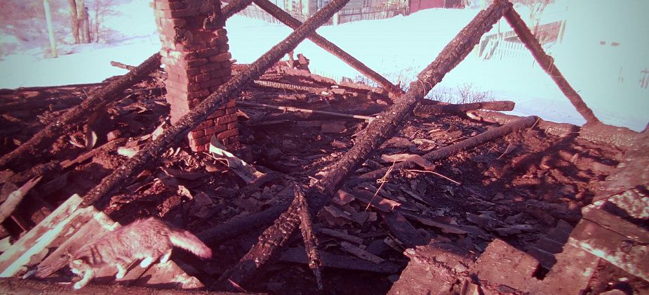 В Карпинске горел четырехквартирный барак