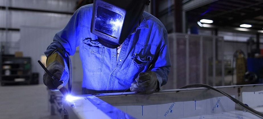 Швея, фармацевт и электрогазосварщик. Публикуем список свежих вакансий