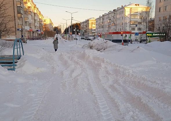 «Полоса препятствий, а не тротуар»: карпинцы продолжают массово жаловаться на заснеженные улицы