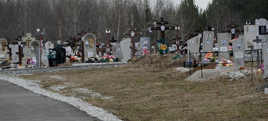 В Карпинске облагородят городское кладбище