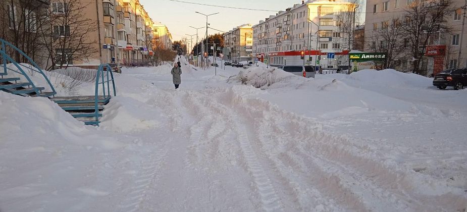 «Полоса препятствий, а не тротуар»: карпинцы продолжают массово жаловаться на заснеженные улицы