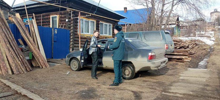 Спасатели напомнили карпинцам о пожарной безопасности в весенне-летний период
