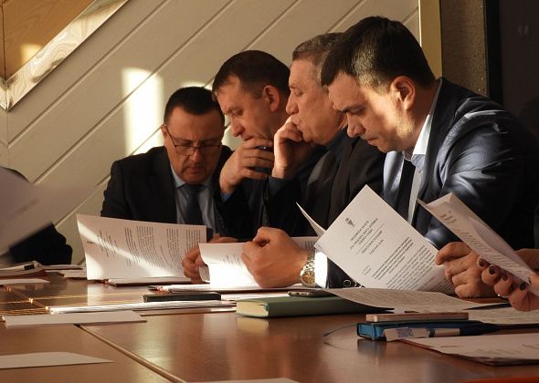 Депутаты решали, куда потратить 179 миллионов рублей и что делать с «лишними» дорогами 