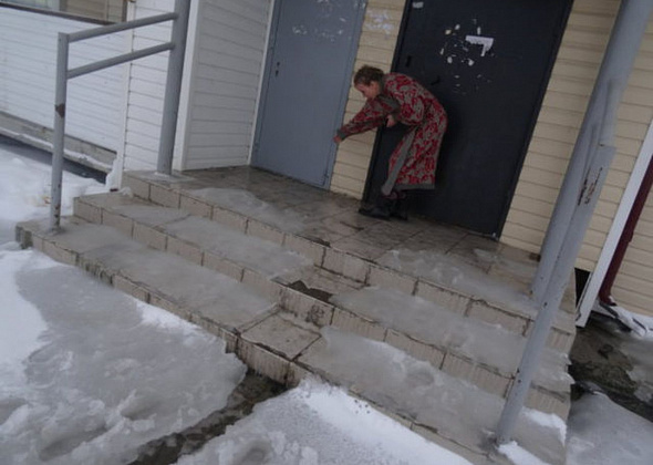В карпинской новостройке жильцы вычерпывали воду из подъезда, чтобы спасти квартиры от затопления