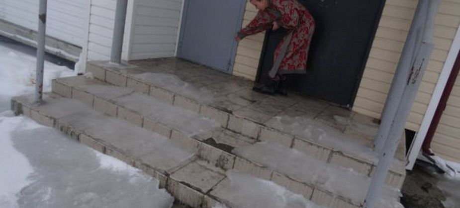 В карпинской новостройке жильцы вычерпывали воду из подъезда, чтобы спасти квартиры от затопления